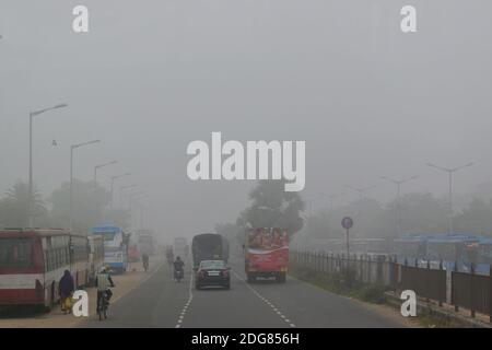 Kolkata, India. 8 dicembre 2020. La nebbia ha coperto tutta la città nella sessione invernale a Kolkata. (Foto di Sudipta Das/Pacific Press) Credit: Pacific Press Media Production Corp./Alamy Live News Foto Stock