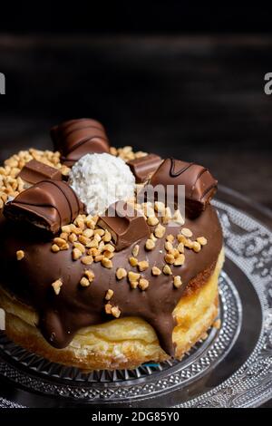 Ciambella al cioccolato con arachidi Foto Stock