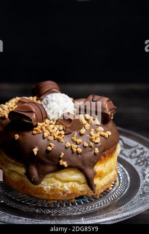 Ciambella al cioccolato con arachidi Foto Stock