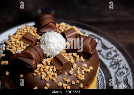 Ciambella al cioccolato con arachidi Foto Stock