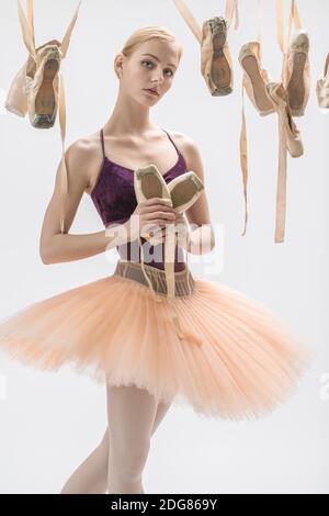 La bionda ballerina con pointe shoes Foto Stock