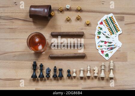 Gioco dei dadi, scacchi, carte, sigari e bevande alcoliche Foto Stock