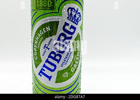 Lattina di alluminio di birra Tuborg con gocce d'acqua Foto Stock