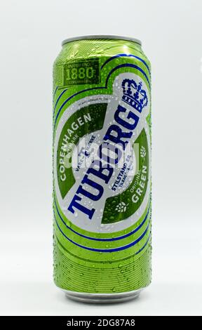 Lattina di alluminio di birra Tuborg con gocce d'acqua Foto Stock