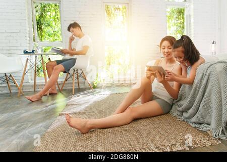 Felice famiglia di tre del loro tempo libero Foto Stock