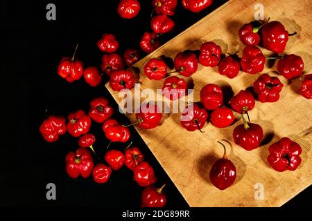 tout habanero cileno su un tavolo tagliato e sfondo nero Foto Stock