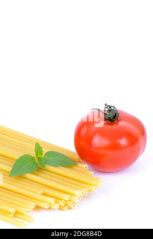 Italienische Pasta, maccheroncini, Maccaroni , Teigwaren , Nudeln, pomodori, Basilikum Foto Stock