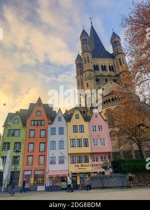 Colonia Germania 2020 novembre, lungo il fiume rhein durante il tramonto con l'enorme Cattedrale di Koln Foto Stock