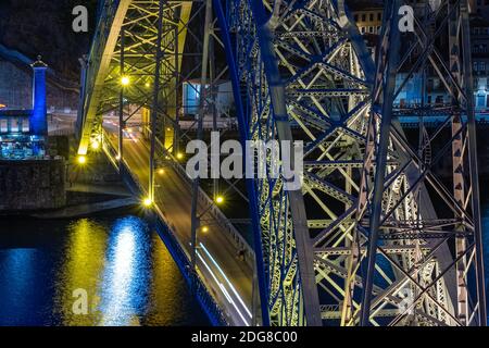 Teleobiettivo statico del traffico che attraversa il Ponte Luis, Porto al crepuscolo dopo il tramonto Foto Stock