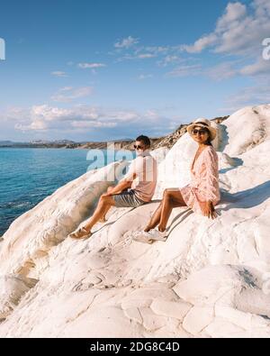 Scala dei Turchi, una coppia che guarda il tramonto alle bianche scogliere della Scala dei Turchi in Realmonte Sicilia Italia Foto Stock