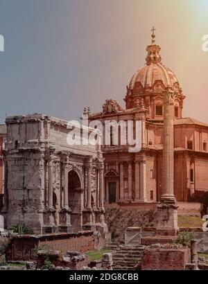 Luce trionfante e abbagliante. Il famoso Settimio Severo trionfa l'arco di fronte a San Luca e alla cupola della chiesa di Martina Foto Stock