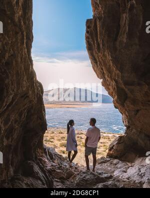 San Vito lo Capo Sicilia, coppie di uomini e donne di mezza età che visitano la spiaggia di San Vito lo Capo Sicilia Italia Foto Stock