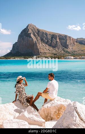 San Vito lo Capo Sicilia, coppie di uomini e donne di mezza età che visitano la spiaggia di San Vito lo Capo Sicilia Italia Foto Stock