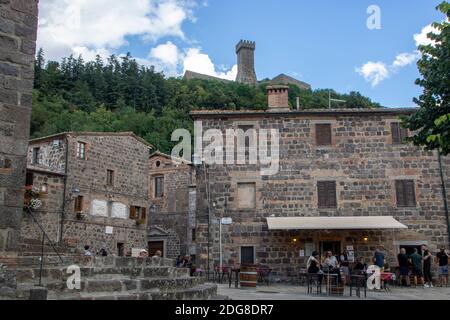 A Radicofani - Italia - il 2020 agosto - il rocca medievale sopra la città Foto Stock