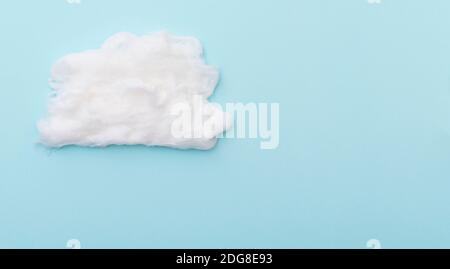 Cumulus nuvole di lana di cotone su superficie blu, layout per idee, spazio per il testo Foto Stock