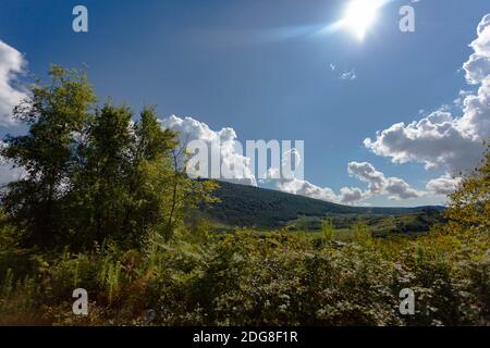Vetta di montagna contro il cielo blu Foto Stock