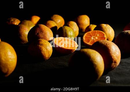 Limone tangerina su un tavolo sfondo nero, vista dall'alto Foto Stock