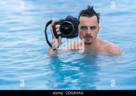 Ragazzo relax nella piscina geotermica all'aperto Foto Stock