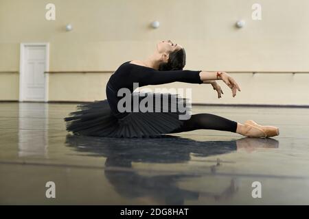 Ballerina in posa in sala da ballo Foto Stock