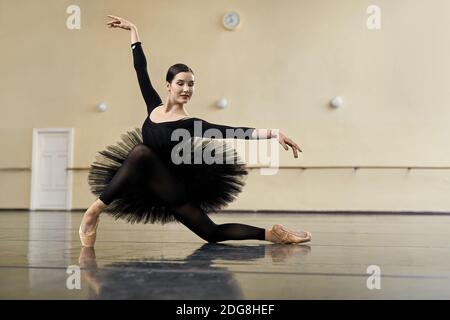 Ballerina in posa in sala da ballo Foto Stock