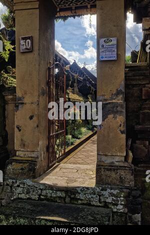 Ingresso a una casa sontuosa, Penglipuran, Bali, Indonesia Foto Stock