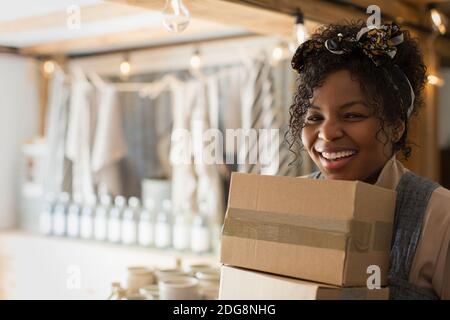Ritratto felice donna negozio proprietario scatole di trasporto Foto Stock