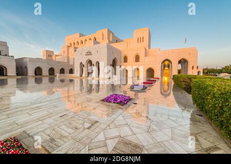 Sole in tarda serata sulla Royal Opera House a Muscat, Sultanato dell'Oman. Foto Stock