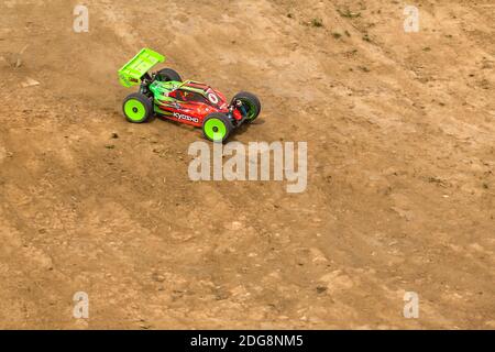 2016/06/18 Melitopol. L'Ucraina. Competizioni tra i modelli di buggy. Radio Controlled modello di auto in gara su sterrato. Foto Stock