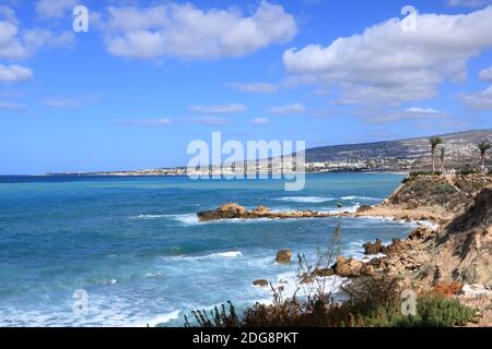 Paesaggio tropicale baia mare pegeia, una spiaggia di sabbia costa Foto Stock