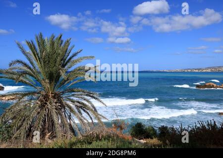 Paesaggio tropicale baia mare pegeia, una spiaggia di sabbia costa Foto Stock