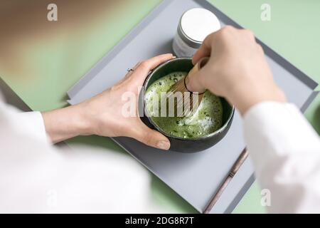 Realizzazione di Verde matcha tea Foto Stock