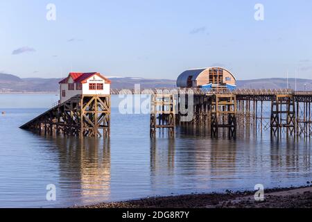 MUMBLES, Gower, Galles del Sud - 19 gennaio 2015: Le vecchie e le nuove case di salvataggio alla fine del molo Mumbles, che si affaccia sulla baia di Swansea Foto Stock