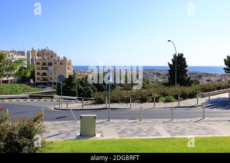 2 ottobre 2020 - Paphos, Cipro: Via dello shopping nel quartiere turistico centrale di Paphos, vita tranquilla a causa della pandemia corona Foto Stock