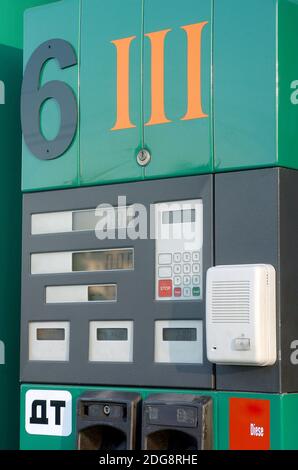 Pistole carburante vicino fino alla stazione di gas Foto Stock