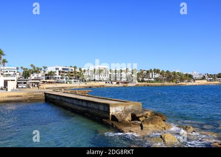 2 Ottobre 2020 - Paphos, Cipro: Area turistica e spiaggia nella città di Cipro Paphos Foto Stock