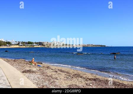 2 Ottobre 2020 - Paphos, Cipro: Area turistica e spiaggia nella città di Cipro Paphos Foto Stock