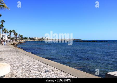 2 Ottobre 2020 - Paphos, Cipro: Area turistica e spiaggia nella città di Cipro Paphos Foto Stock