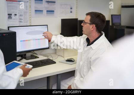 Scienziato maschile che lavora al computer in laboratorio Foto Stock