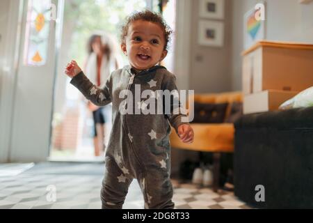 Carino ragazza felice del bambino in pigiama stella a casa Foto Stock