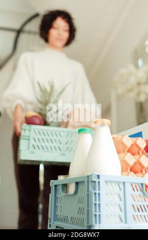 Donna che riceve la consegna della drogheria a casa Foto Stock