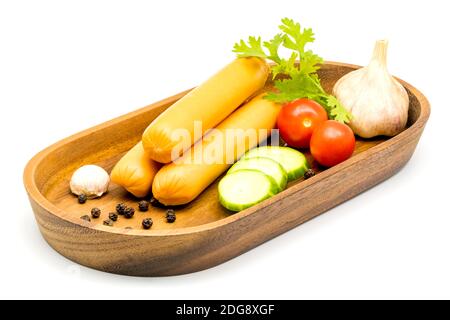 Salsicce, verdure, aglio e peperoni neri in vassoio di legno Foto Stock