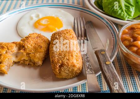 Primo piano di deliziose crocchette fatte in casa e uova fritte Foto Stock