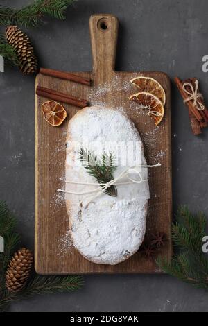 Gustoso stollen natalizio con frutta secca, frutti di bosco e noci su tavola di legno. Prelibatezze tradizionali tedesche. Formato verticale Foto Stock