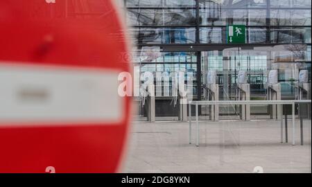 Hannover, Germania. 8 dicembre 2020. L'ingresso ovest del centro espositivo è desertato e chiuso. La corona Pandemic sta dando a Deutsche Messe AG un momento difficile. Secondo la società, per quest'anno è previsto un controvalore di 103 milioni di euro, con un fatturato di 95 milioni di euro. Nel 2019 il fatturato è ancora inferiore a 350 milioni di euro. Credit: Julian Stratenschulte/dpa/Alamy Live News Foto Stock