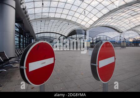 Hannover, Germania. 8 dicembre 2020. L'ingresso ovest del centro espositivo è desertato e chiuso. La corona Pandemic sta dando a Deutsche Messe AG un momento difficile. Secondo la società, per quest'anno è previsto un controvalore di 103 milioni di euro, con un fatturato di 95 milioni di euro. Nel 2019 il fatturato è ancora inferiore a 350 milioni di euro. Credit: Julian Stratenschulte/dpa/Alamy Live News Foto Stock