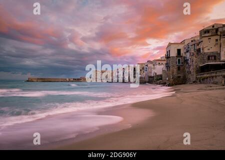 Tramonto sulla spiaggia di Cefalu Sicilia, città vecchia di Cefalu Sicilia vista panoramica presso il colorato village.Italy Foto Stock