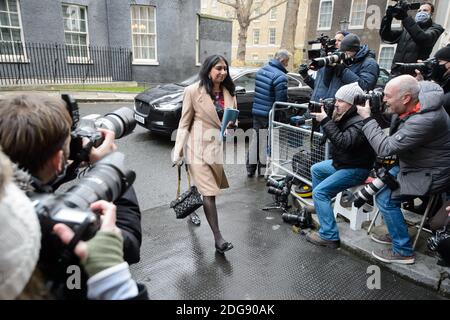 Londra, Regno Unito. 08 dicembre 2020. Suella Braverman ha raffigurato a Downing Street, Londra, in vista di una riunione del Gabinetto presso l'ufficio degli esteri e del Commonwealth. Data immagine: Martedì 8 dicembre 2020. Il credito fotografico dovrebbe essere: Matt Crossick/Empics/Alamy Live News Foto Stock