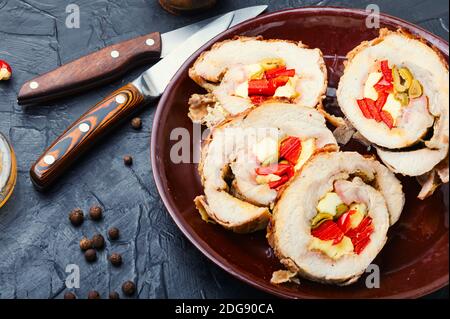 Involtini di carne ripieni di formaggio, pepe e olive. Foto Stock