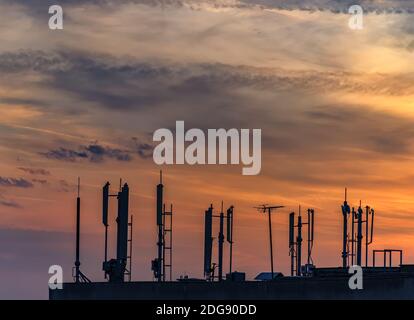 Silhouette delle antenne GSM Foto Stock