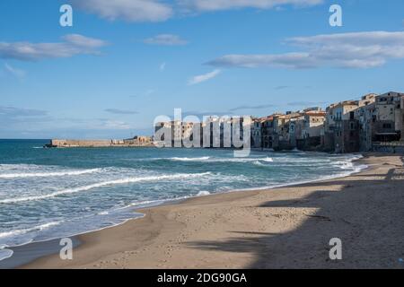 Tramonto sulla spiaggia di Cefalu Sicilia, città vecchia di Cefalu Sicilia vista panoramica presso il colorato village.Italy Foto Stock